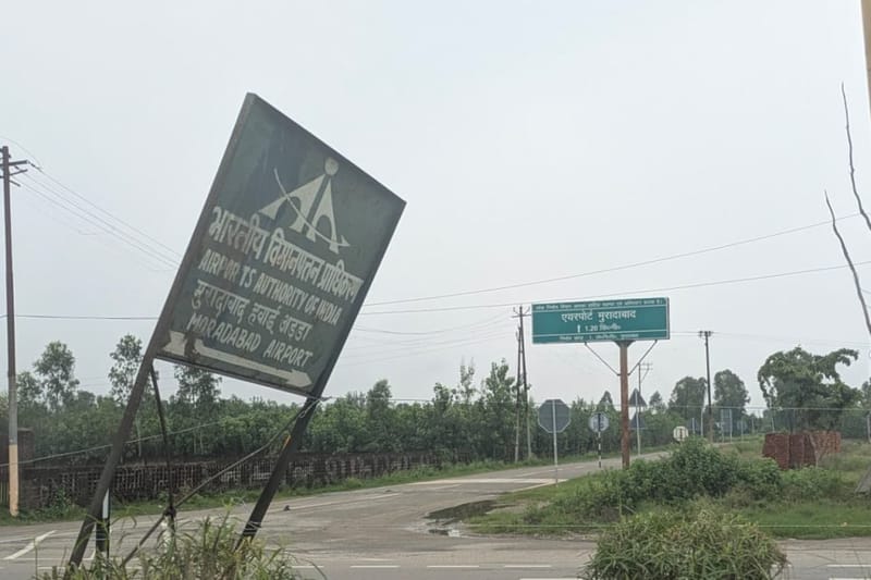 मुरादाबाद एयरपोर्ट के बाहर एक टूटा-फूटा साइन. उत्तर प्रदेश के सात UDAN एयरपोर्ट में से छह पर अभी रेगुलर कमर्शियल फ्लाइट नहीं हैं | फोटो: हिमांशी अग्रवाल/दिप्रिंट