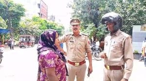 सोमवार दोपहर को हंगामे के बाद पुलिस प्रदर्शन स्थल पर पहुंची और प्रदर्शनकारियों को इलाका छोड़ने के लिए कहा | फोटो: अलमिना खातून/दिप्रिंट