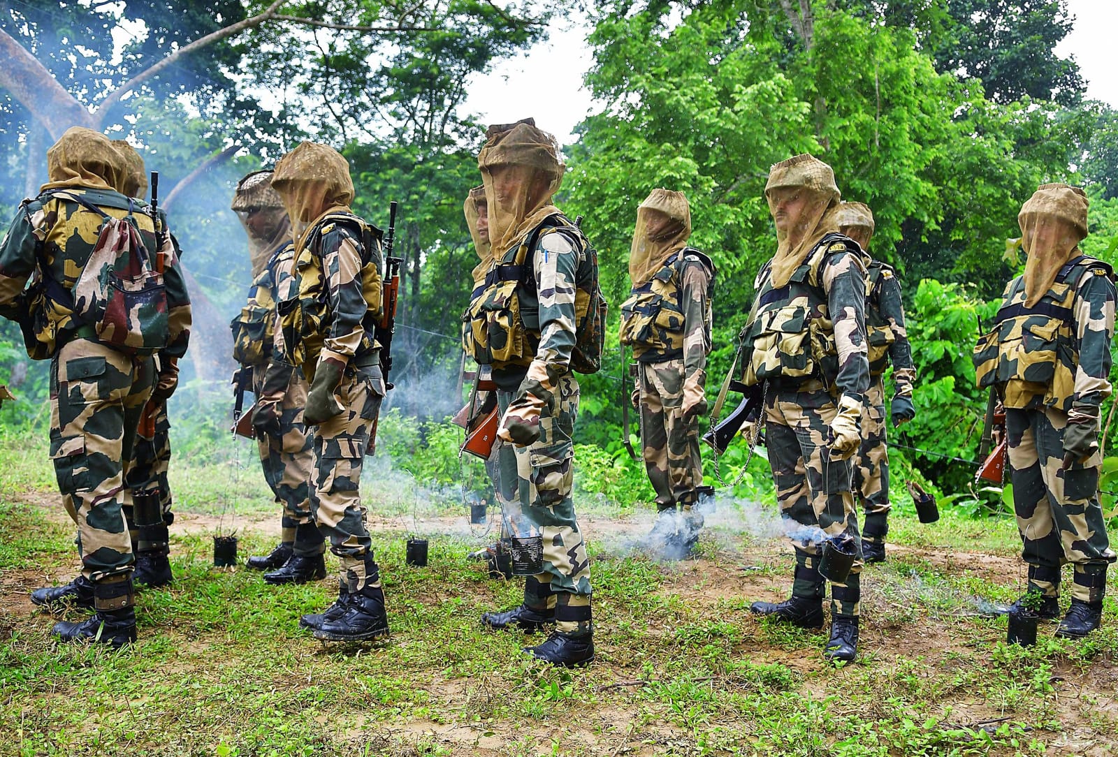 बुधवार को त्रिपुरा के अंबासा में भारत-बांग्लादेश बॉर्डर के पास मलेरिया से प्रभावित जगहों पर पेट्रोलिंग करते हुए BSF के जवान इम्प्रोवाइज्ड फॉगिंग डिवाइस ले जाते हुए | फोटो: एएनआई