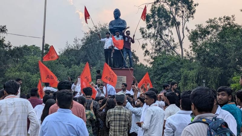 ABVP के कार्यकर्ता नॉर्थ कैंपस में आर्ट्स फैकल्टी में विवेकानंद की मूर्ति पर | फोटो: हिमांशी अग्रवाल/दिप्रिंट