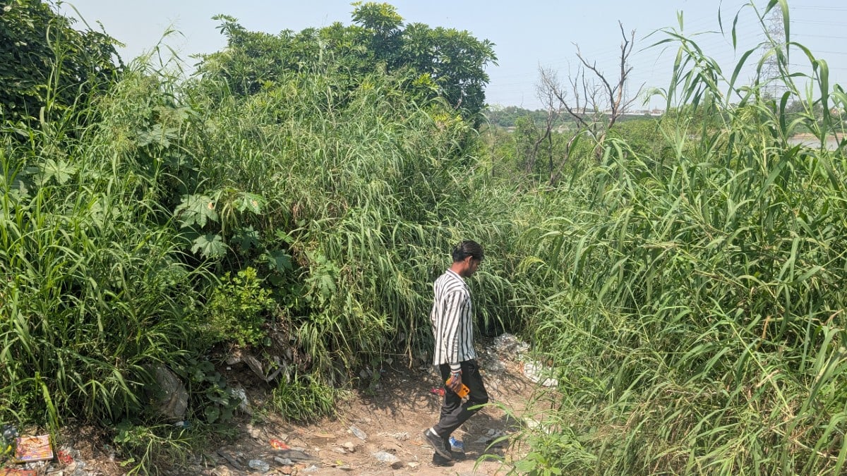 Path leading to Bela Estate under Geeta Colony bridge | Apoorva Mandhani/ThePrint