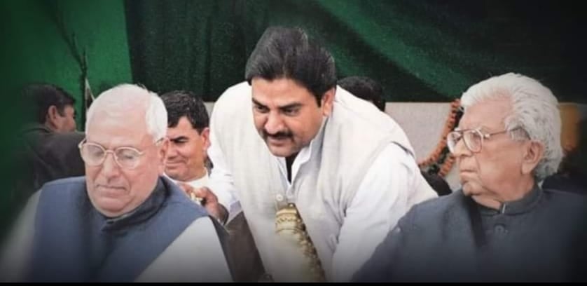 An old picture pf Chaudhary Devi Lal (R), his son Om Prakash Chautala (L) and grandson Abhay Singh Chautala (Centre) posted on Abhay Singh’s X profile in 2023