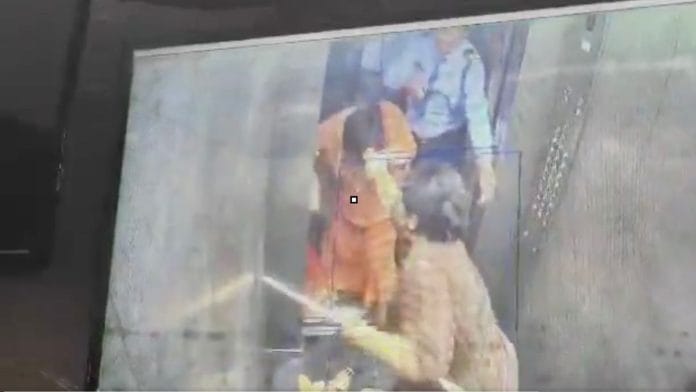 Ghaziabad lift dog fight