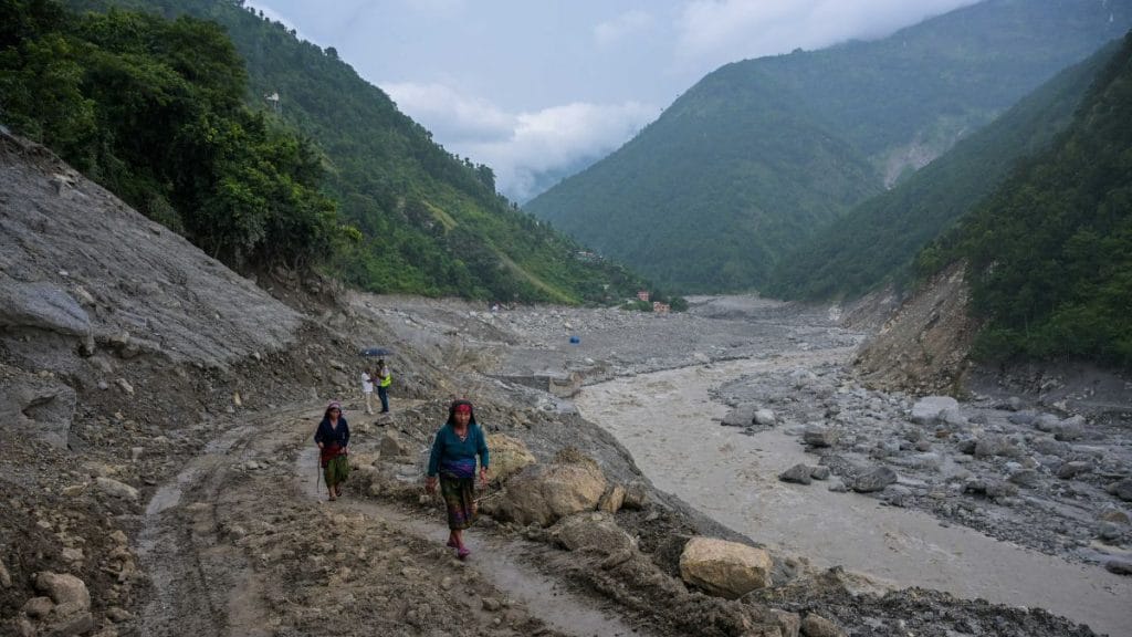 त्रिशूली 3-A टनल के पास शांति बाज़ार और सिमले गांवों की सड़कें बाढ़ में पूरी तरह बह गईं. इससे स्थानीय लोगों का दुकानों, अस्पतालों और सरकारी दफ्तरों तक पहुंच बंद हो गई है | फोटो: सूरज सिंह बिष्ट/दिप्रिंट