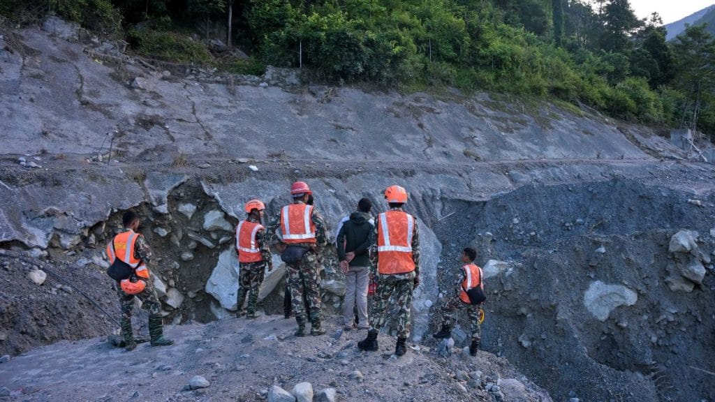 बाढ़ के बाद 60 मेगावाट की हाइड्रोपावर टनल का बाहरी हिस्सा पूरी तरह मलबे से ढक गया था. माना जा रहा है कि कम से कम 40 मजदूर अंदर फंसे हुए हैं | फोटो: सूरज सिंह बिष्ट/दिप्रिंट