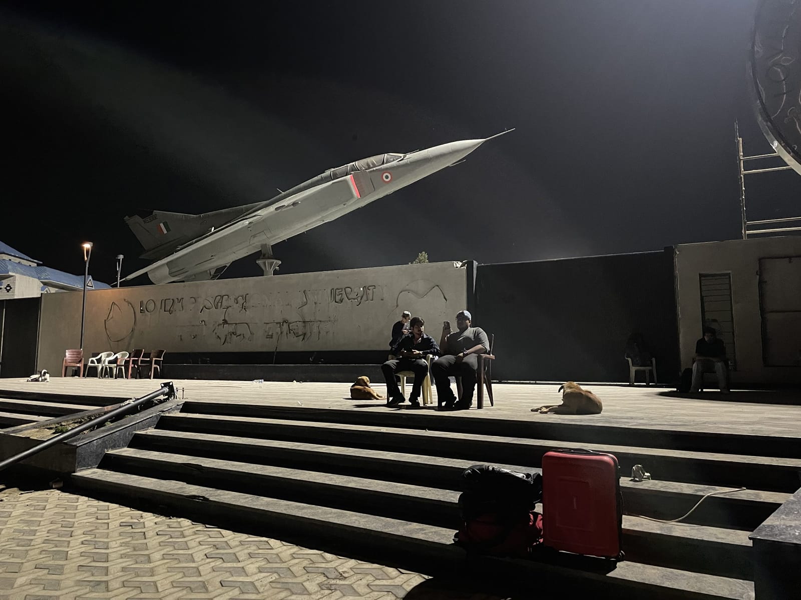 LPU कैंपस में सेवा से हटाए जा चुके MiG-23UM विमान के नीचे एक साइन बोर्ड क्षतिग्रस्त हालत में है. एक रात पहले ही पीछे आग की लपटें उठ रही थीं और एक छात्र को इस विमान के ऊपर खड़े हुए वीडियो में देखा गया था | फोटो: अलीशा दत्ता/दिप्रिंट