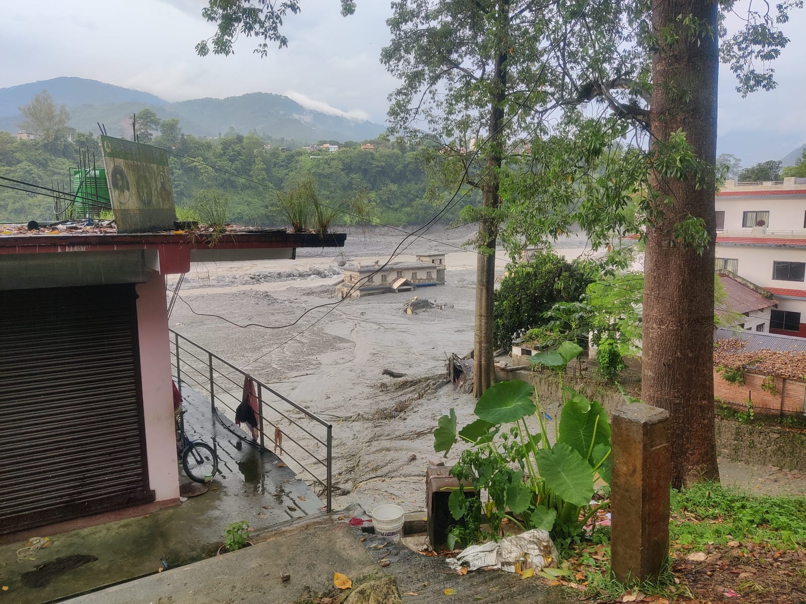 अगस्त में GLOF की घटना के बाद नदी ने अब शहर के कुछ हिस्सों पर भी कब्ज़ा कर लिया है | फोटो: आकांक्षा मिश्रा/दिप्रिंट