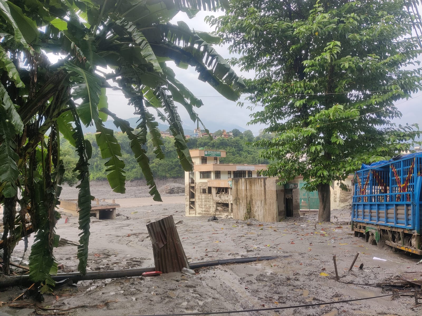 अब पूरी इमारतें और सड़कें कीचड़ और मलबे से ढक गई हैं | फोटो: आकांक्षा मिश्रा/दिप्रिंट
