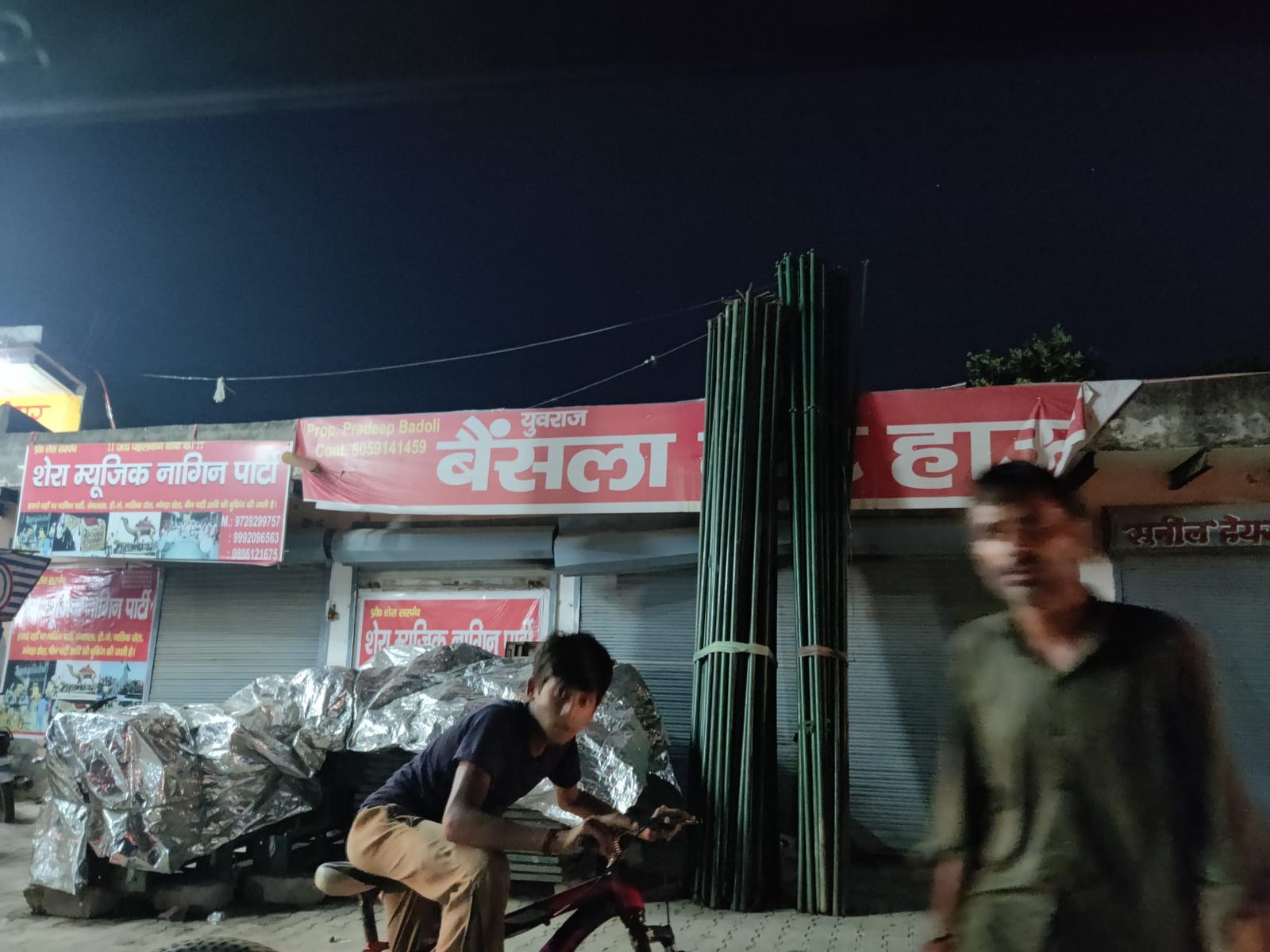 कल्याण बैंसला के टिकरी गुर्जर गांव में प्रमुख जाति के बैंसला सरनेम वाली कई दुकानें | फोटो: अलमिना खातून/दिप्रिंट