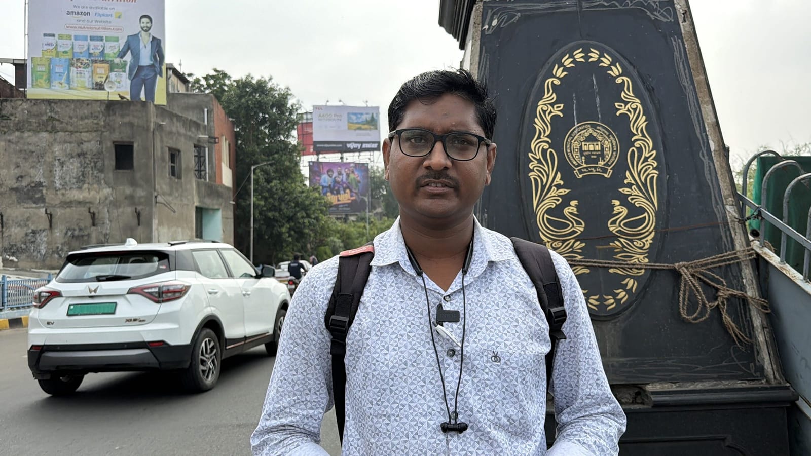 एलिस ब्रिज के रेस्टोरेशन के लिए ज़िम्मेदार प्रोजेक्ट मैनेजर दीपक बख्शे, साइट पर मौजूद | फोटो: नूतन शर्मा/दिप्रिंट