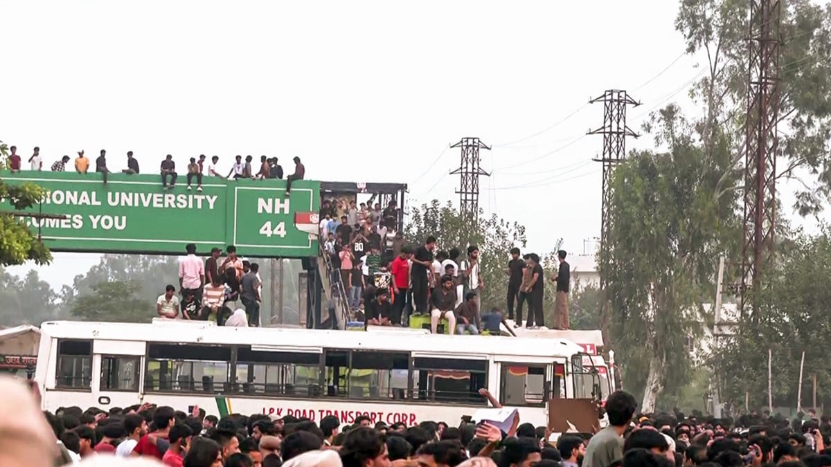 27 सितंबर 2026 को फगवाड़ा में LPU के छात्र बसों पर चढ़कर NH-44 को जाम करते हुए | एएनआई