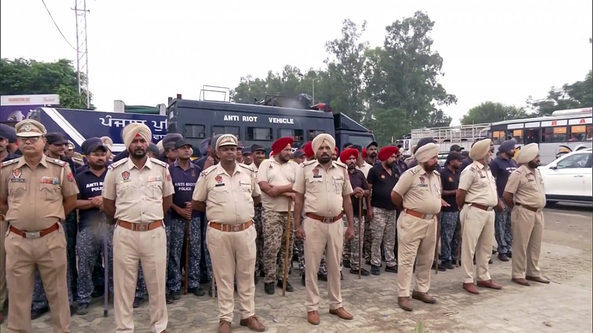 28 सितंबर 2026 को प्रदर्शन के हिंसक होने के बाद LPU कैंपस के बाहर तैनात पुलिसकर्मी | एएनआई