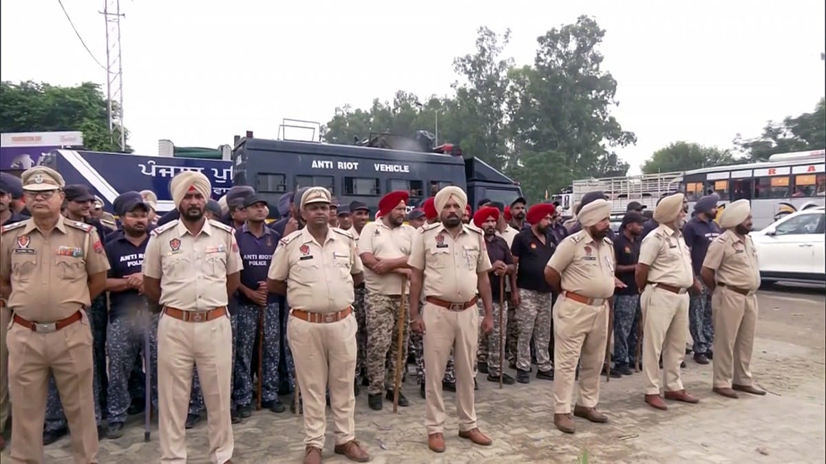 28 सितंबर 2026 को प्रदर्शन के हिंसक होने के बाद LPU कैंपस के बाहर तैनात पुलिसकर्मी | एएनआई