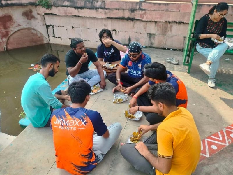 सफाई अभियान के बाद खस्ते खाते गो फॉर गोमती के सदस्य | फोटो: हर्ष तिवारी/दिप्रिंट