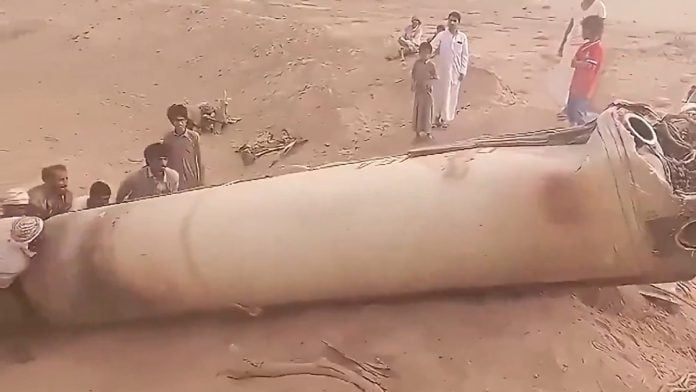 Purported footage showing debris of a ballistic missile that landed in Yemen | X @IranObserver0