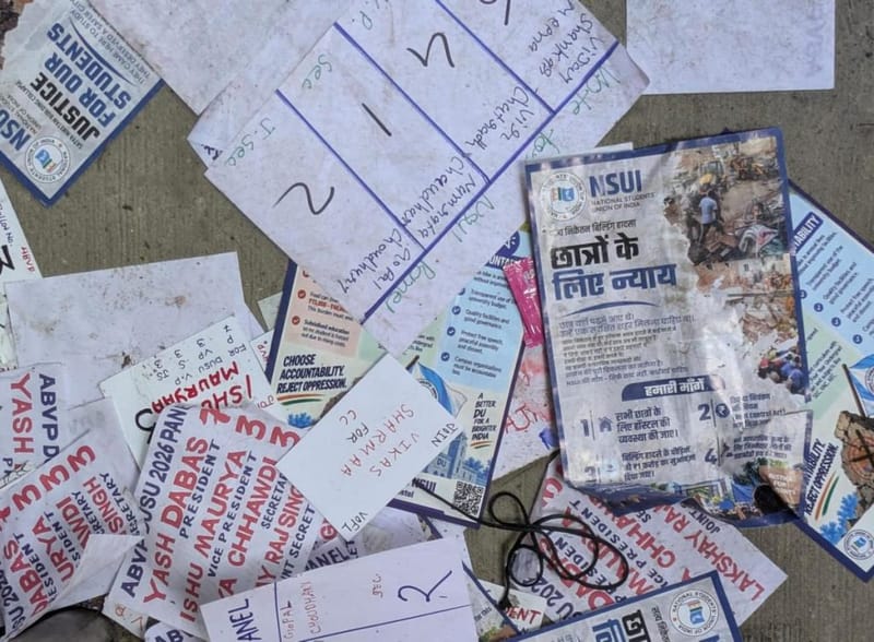 सत्या निकेतन की तस्वीरों और ‘छात्रों के लिए न्याय’ लिखे शब्दों वाला NSUI का एक कुचला हुआ पैम्फलेट | फोटो: हिमांशी अग्रवाल/दिप्रिंट