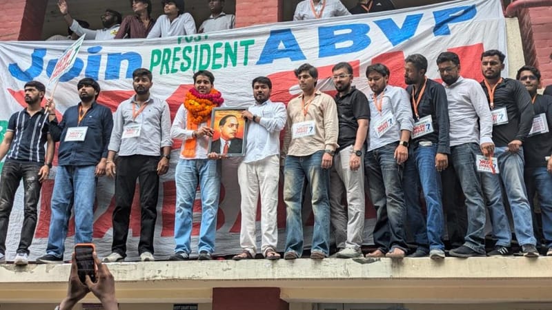 आइडियोलॉजी पूरी तरह से रिटायर नहीं हुई है. ABVP के प्रेसिडेंट कैंडिडेट यश डबास और उनके सपोर्टर डॉ. बीआर अंबेडकर की फोटो के पास एक किनारे पर खड़े होकर नारे लगा रहे हैं, ‘तुम जातिवाद से तोड़ोगे, हम राष्ट्रवाद से जोड़ेंगे’ | फोटो: हिमांशी अग्रवाल/दिप्रिंट
