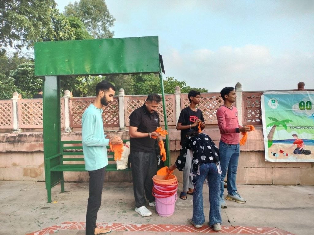 Go For Gomti की टीम दो घंटे की सफाई मुहिम के लिए दस्ताने पहनती हुई, अब तक की 177वीं सफाई | फोटो: हर्ष तिवारी/दिप्रिंट