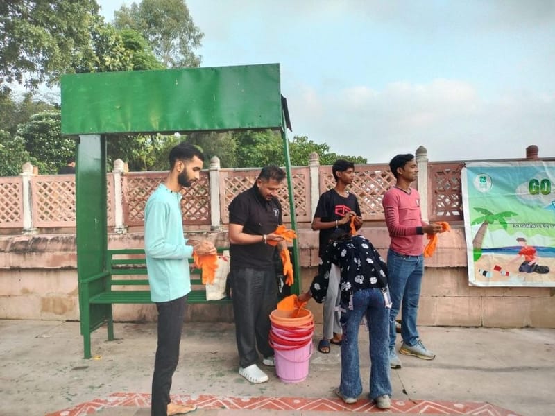 Go For Gomti की टीम दो घंटे की सफाई मुहिम के लिए दस्ताने पहनती हुई, अब तक की 177वीं सफाई | फोटो: हर्ष तिवारी/दिप्रिंट