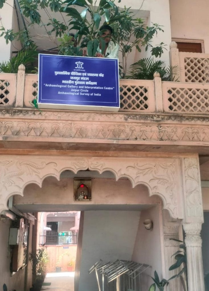 एक नीला बोर्ड जिस पर ‘आर्कियोलॉजिकल गैलरी एंड इंटरप्रिटेशन सेंटर’ लिखा था. गुप्ता के तबादले के बाद इसे हटा दिया गया | फोटो: स्पेशल अरेंजमेंट