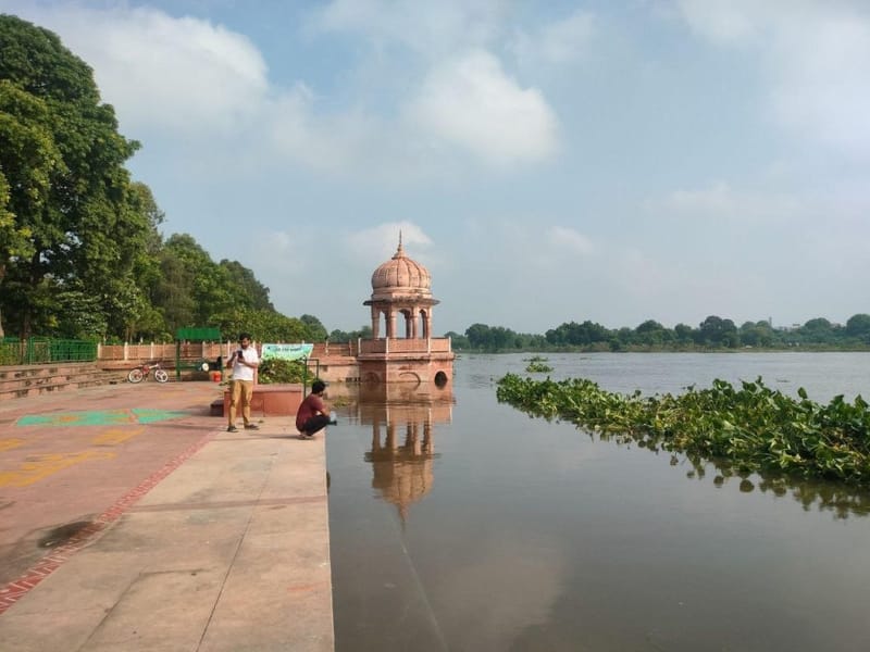 रविवार की सफाई मुहिम के बाद कुड़िया घाट के पास गोमती का साफ किया गया हिस्सा | फोटो: हर्ष तिवारी/दिप्रिंट