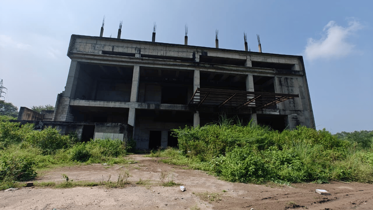 The abandoned building of Polo Hotels at the contested plot. Work could not take off as company ran into debt | Mayank Kumar | ThePrint