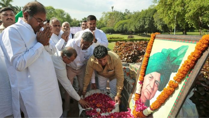 INLD chief Abhay Singh Chautala paying tribute to Devi Lal at Sangharsh Sthal in New Delhi on 6 April 2023 | ANI file