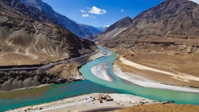 Confluence of Indus river and Zanskar river in India | Commons