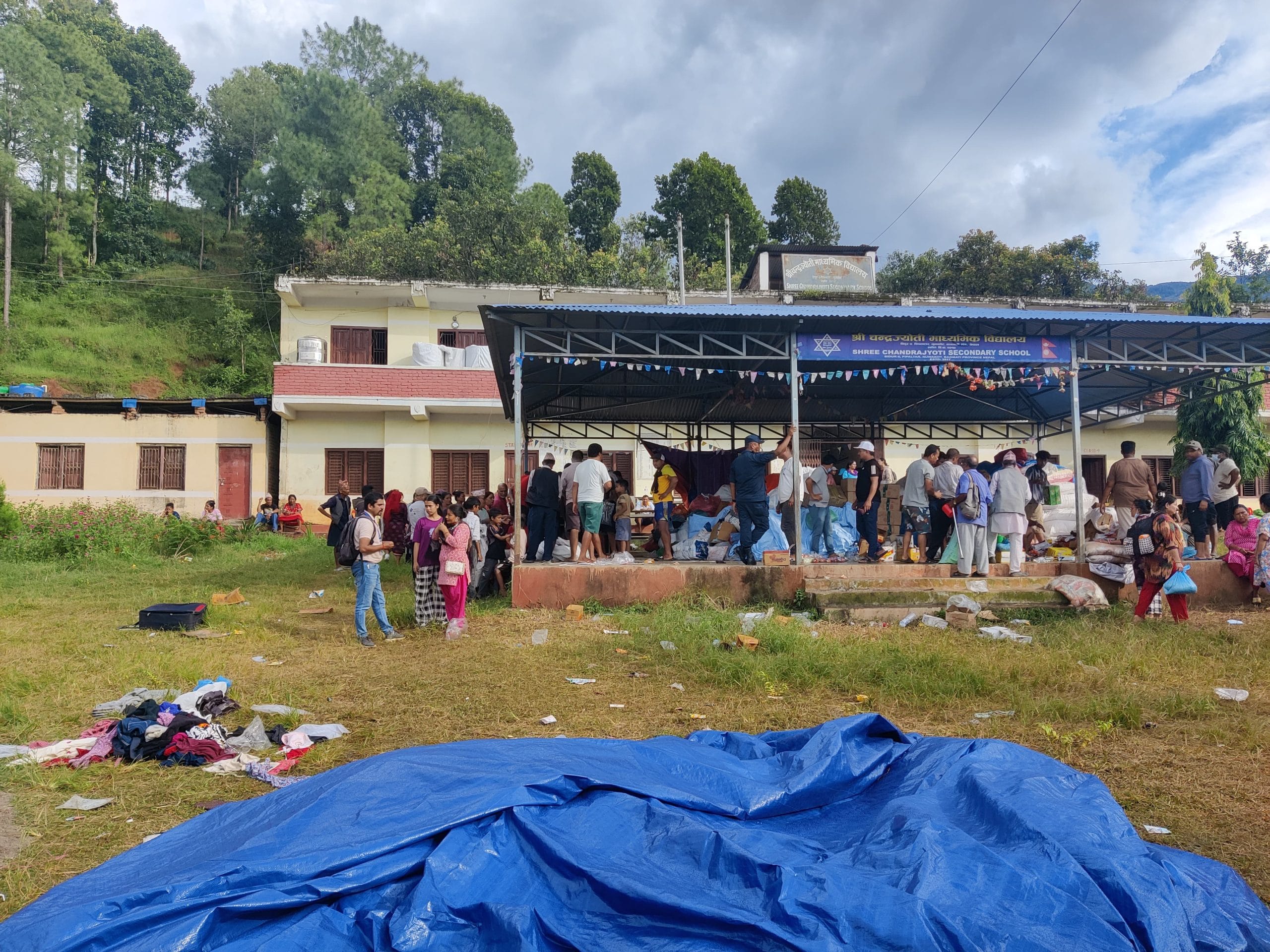 रिमाल के स्कूल जैसे एक स्कूल को भीषण अचानक आई बाढ़ से बचे लोगों के लिए राहत केंद्र में बदल दिया गया है | फोटो: आकांक्षा मिश्रा/दिप्रिंट