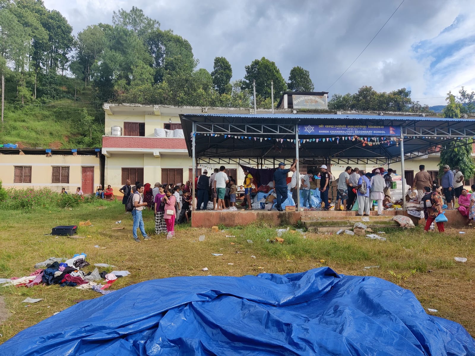 रिमाल के स्कूल जैसे एक स्कूल को भीषण अचानक आई बाढ़ से बचे लोगों के लिए राहत केंद्र में बदल दिया गया है | फोटो: आकांक्षा मिश्रा/दिप्रिंट