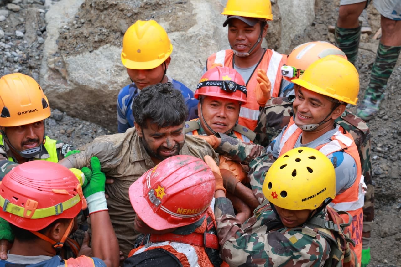 त्रिशूली 3A सुरंग से पहले 2 मजदूर ज़िंदा बचाए गए | फोटो: नेपाल आर्मी/स्पेशल अरेंजमेंट