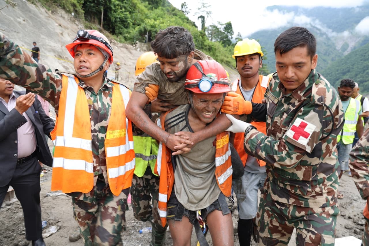 त्रिशूली 3A सुरंग से पहले 2 मजदूर ज़िंदा बचाए गए | फोटो: नेपाल आर्मी/स्पेशल अरेंजमेंट