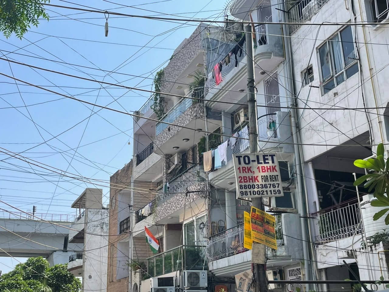 दिल्ली के सत्या निकेतन की सड़कों पर PG आवास और कोचिंग सेंटरों के पोस्टर और विज्ञापन | फोटो: अलीशा दत्ता/दिप्रिंट
