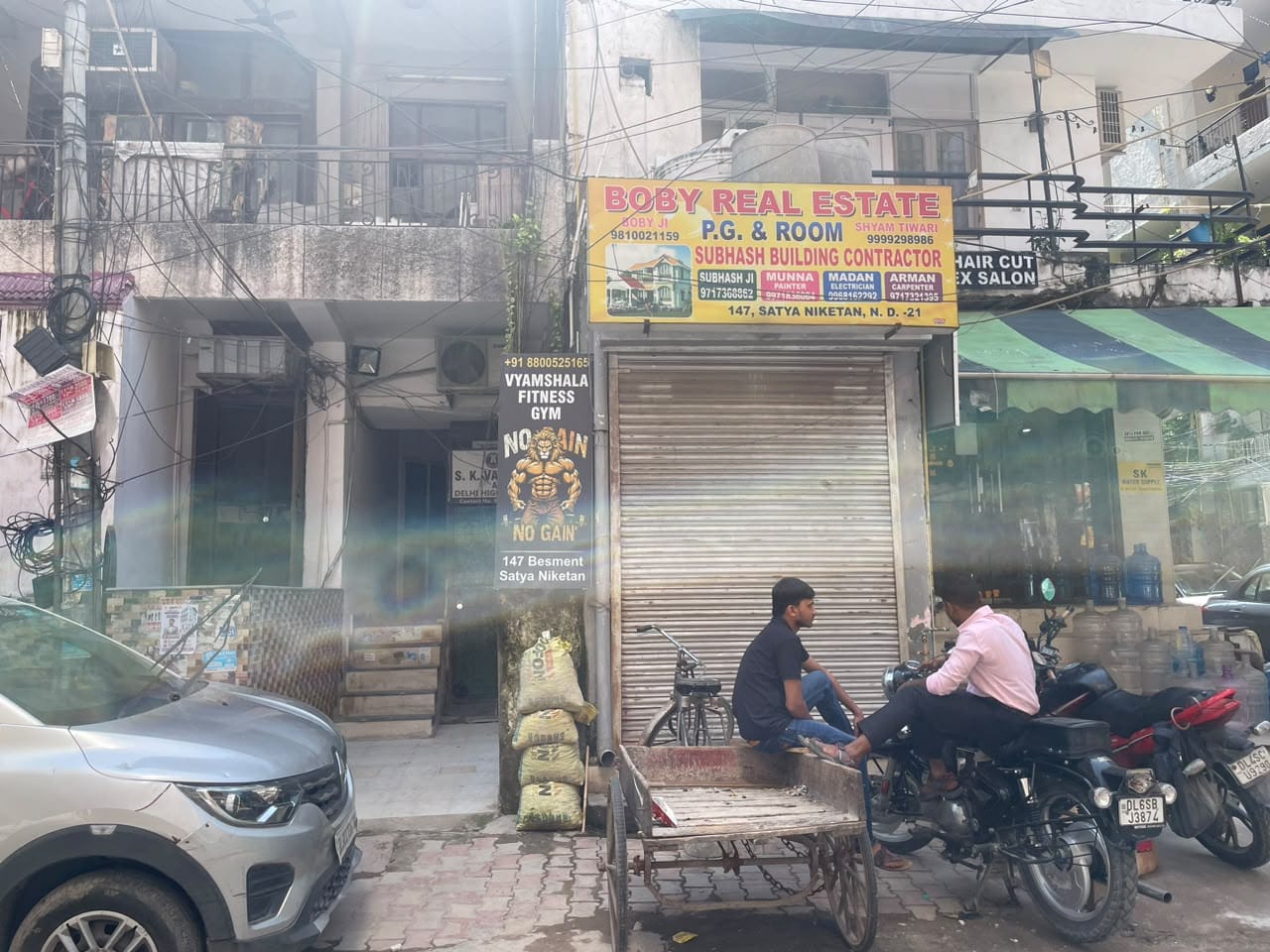 पिछले कुछ सालों में, बिल्डिंग्स में और ज़्यादा फ्लोर जोड़े गए और कमरे बढ़ते गए क्योंकि DU के साउथ कैंपस में पढ़ने वाले स्टूडेंट्स की बढ़ती डिमांड को पूरा करने के लिए घर PG अकोमोडेशन में बदल गए | फोटो: अलीशा दत्ता/दिप्रिंट