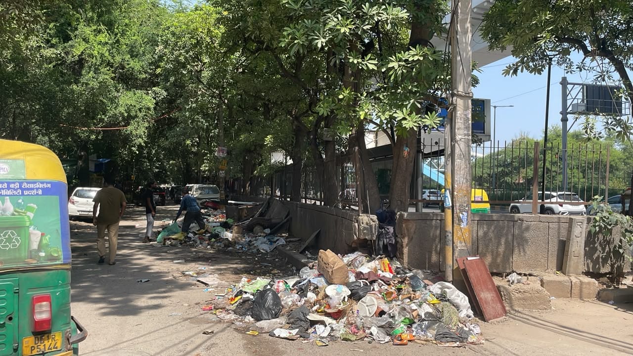 इलाका अक्सर बिजली जाने, पीने के पानी की भारी कमी और सफाई की समस्याओं से भी जूझता है | फोटो: अलीशा दत्ता/दिप्रिंट
