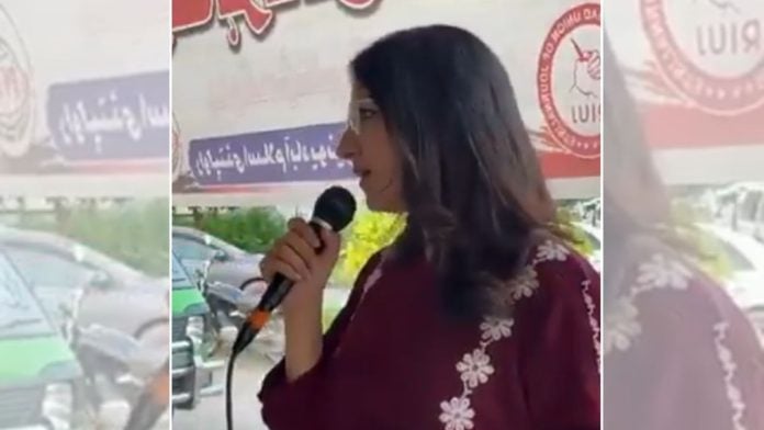 Absa Komal at an event for the Pakistan Federal Union of Journalists in Karachi | X/@uthmanrumi2025