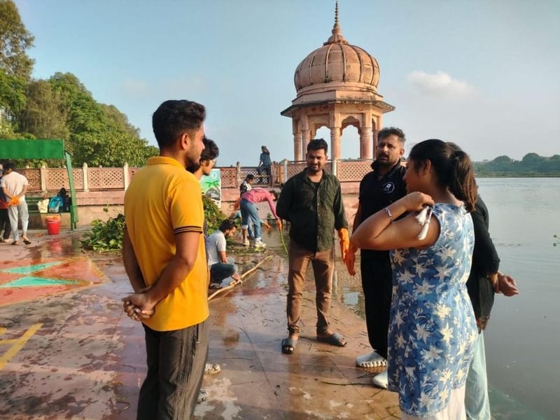 प्रतीक भारद्वाज Go For Gomti के वालंटियरों के साथ उस दिन की सफाई के एजेंडे पर चर्चा करते हुए | फोटो: हर्ष तिवारी/दिप्रिंट