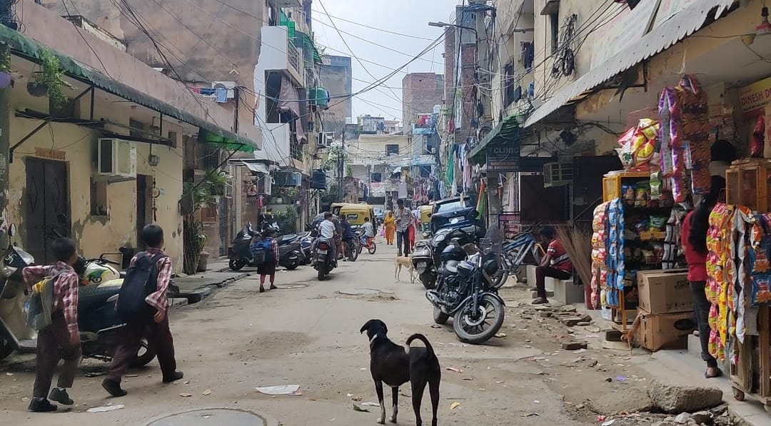 साउथ कैंपस के मोती बाग गांव में एक पतली गली, सत्या निकेतन में बिल्डिंग गिरने की जगह से बस कुछ मीटर दूर | फोटो: हरिनी टीएस/दिप्रिंट