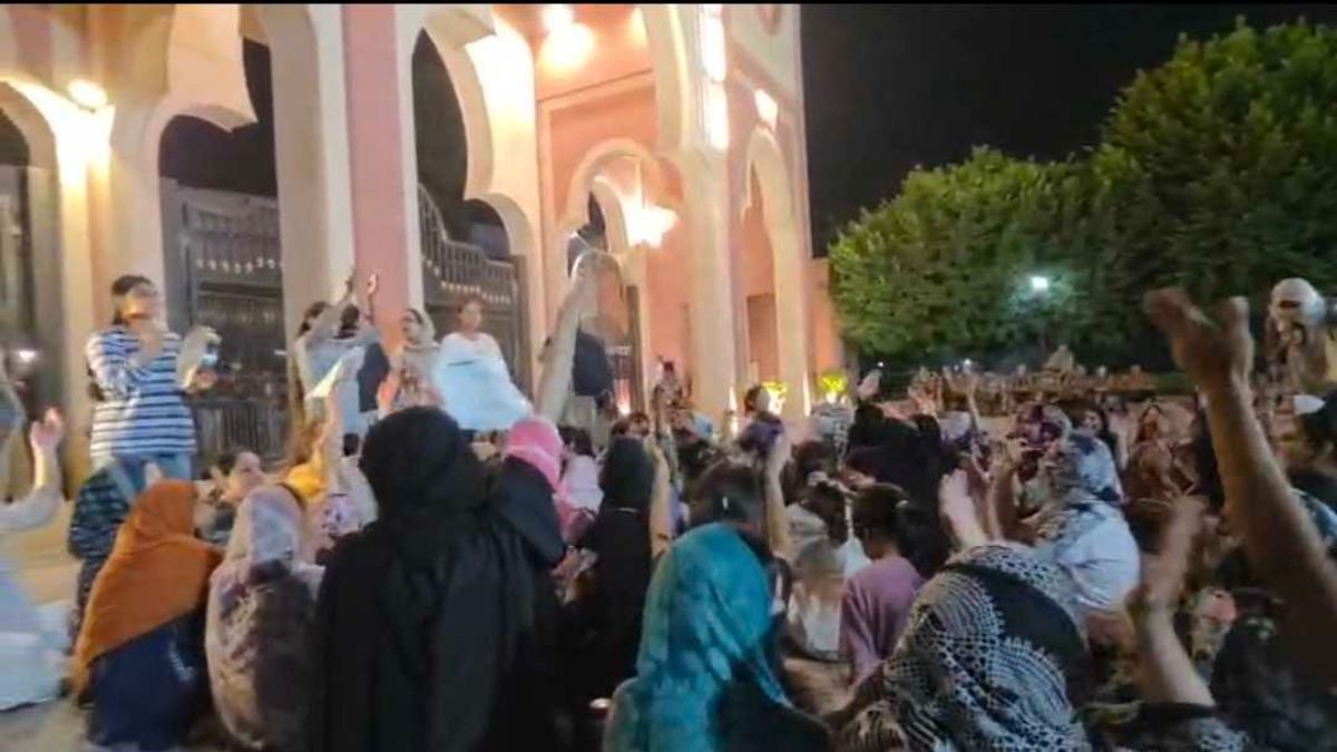 Jamia’s J&K hostel students protested until 3 am. Glass in dal, insects in chole