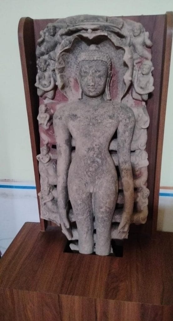 जैन तीर्थंकर पार्श्वनाथ की मूर्ति एक सुनसान कोने में धूल फांक रही थी. गुप्ता ने इसे एक चबूतरे पर स्थापित करवाया और इसे म्यूज़ियम के मुख्य आकर्षणों में से एक बना दिया | फोटो: स्पेशल अरेंजमेंट