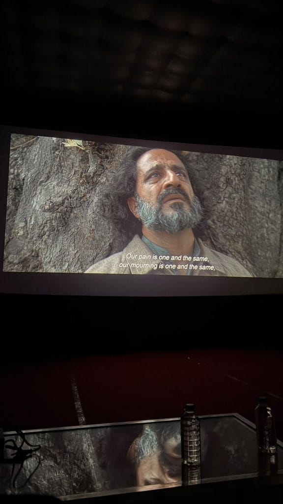 IFFJK 2026 में स्क्रीनिंग के दौरान तसरुफदार का एक सीन, जिसमें मीर सरवर नज़र आ रहे हैं | फोटो: त्रिया गुलाटी/दिप्रिंट