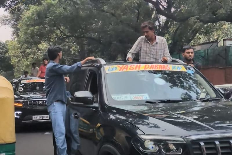 अध्यक्ष पद के उम्मीदवार यश डबास के लिए प्रचार करता ABVP का काफिला | फोटो: हिमांशी अग्रवाल/दिप्रिंट