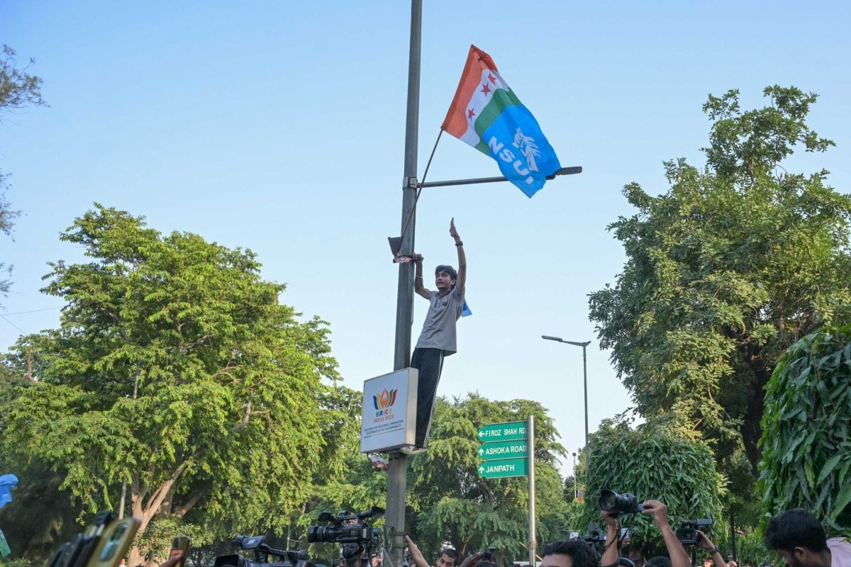 NSUI supporter climbs a pole and raises slogans | Suraj Singh Bisht | ThePrint