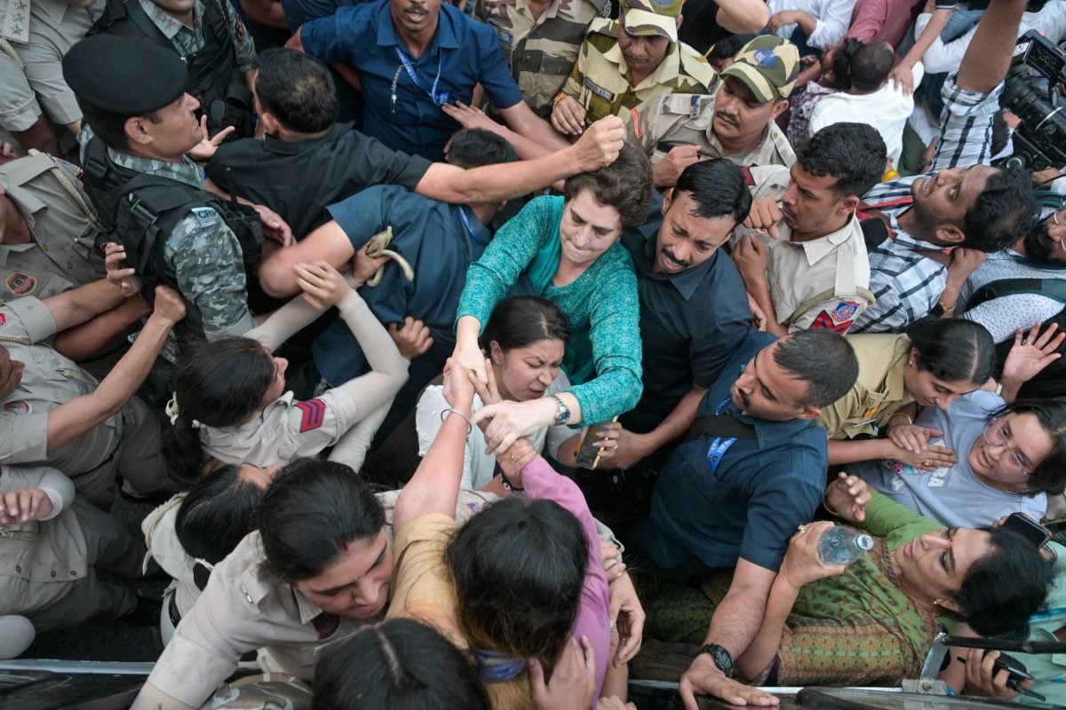 Congress leader Priyanka Gandhi helps supporters being detained by the police | Suraj Singh Bisht | ThePrint