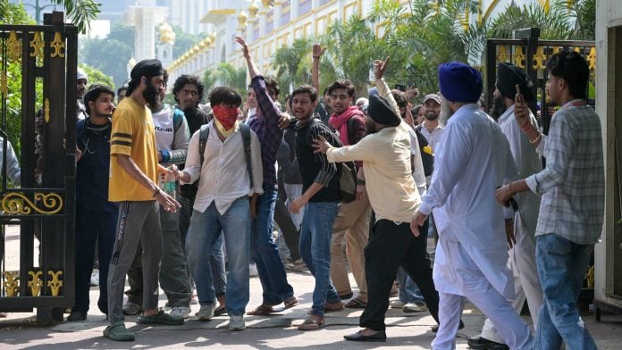 Protesters outside Gurdwara Bangla Sahib in central Delhi | Suraj Singh Bisht | ThePrint