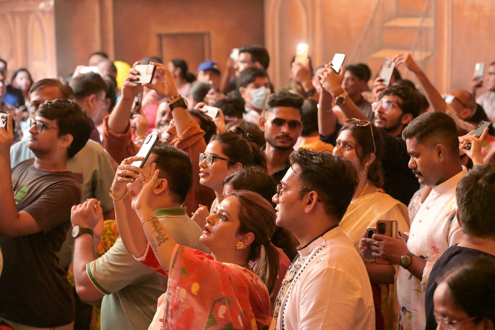 समिति ने बालीगंज कल्चरल पंडाल में बाहर निकलने का रास्ता संकरा और रोशनी कम होने की बात उठाई | फोटो: सूरज सिंह बिष्ट/दिप्रिंट