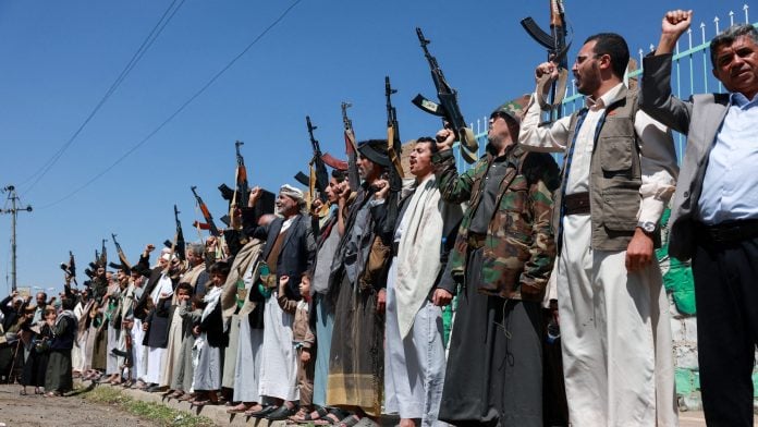 Houthi supporters carry weapons as they gather in solidarity with the movement as fighting intensifies across several fronts, in Sanaa, Yemen, October 7, 2026. REUTERS/Mohammed al-Mahdi