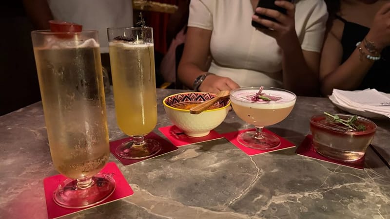 कोलकाता में क्राफ्ट कॉकटेल के शुरुआती बार में से एक Little Bit Sober में कई तरह के कॉकटेल | फोटो: त्रिया गुलाटी/दिप्रिंट