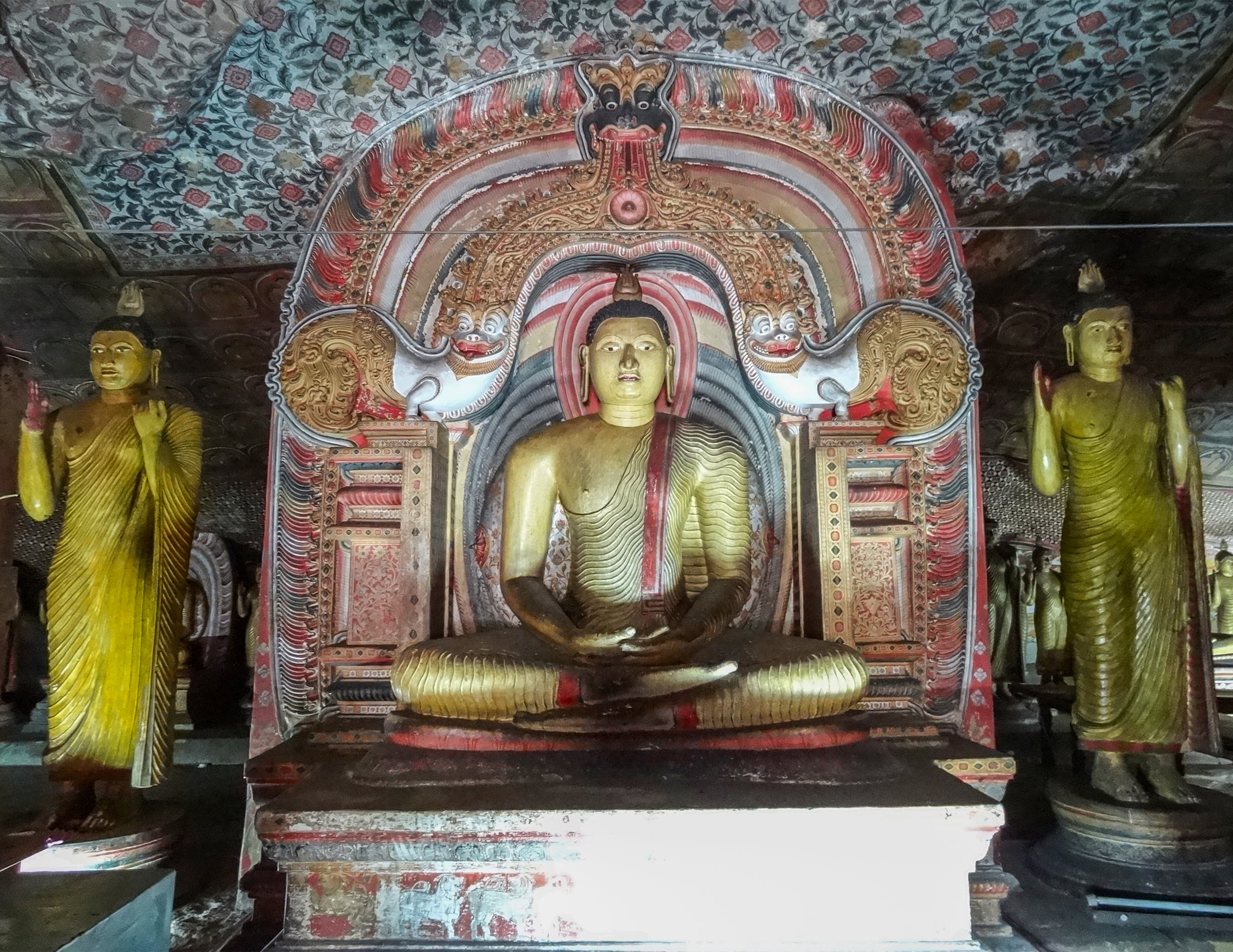 Seated Buddha flanked by other Buddhas or Bodhisattvas, Dambulla Caves; Central Province, Sri Lanka | Photograph: Cherubino (2013) | Wikimedia Commons
