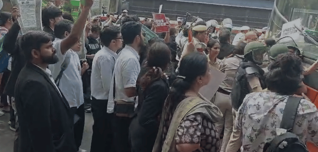 Several lawyers attempting to march from Supreme Court to Jantar Mantar were detained by the police | Samridhi Tewari/ThePrint